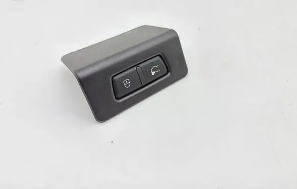 Maserati Ghibli Tailgate/boot open switch button 670040725 81552