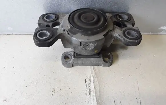 Volvo V70 Engine mount bracket