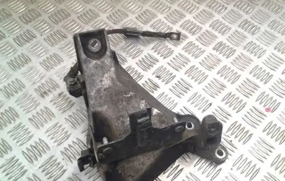 BMW 1 E81 E87 Engine mounting bracket 6760309