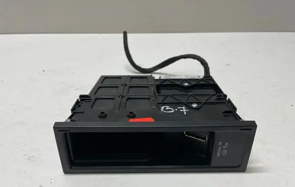 Volkswagen PASSAT B7 USB socket connector 5N0035342D