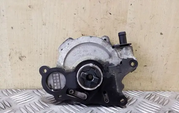 Volkswagen Golf VI Vacuum pump 03L145207 03L100J