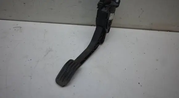 Accelerator throttle pedal