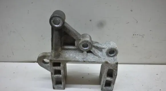 Engine mounting bracket