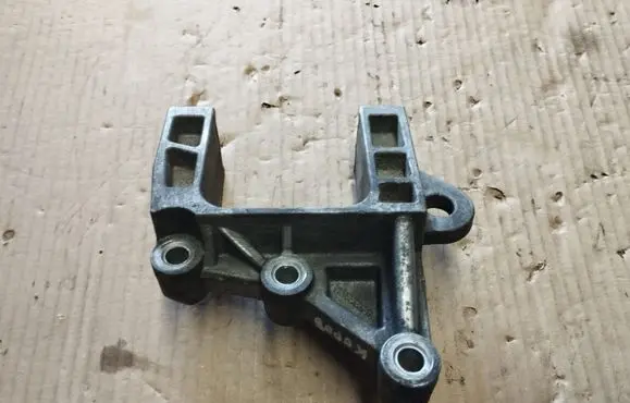 Chrysler Town u0026 Country V Gearbox mounting bracket 04721335AA