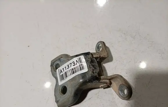 Toyota Avensis T250 Front door upper hinge