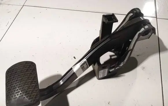 Mercedes-Benz C AMG W204 Brake pedal a2042902001 0808805833