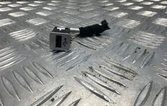 BMW 7 G11 G12 USB socket connector 7455801