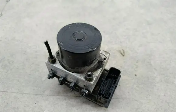 Skoda Roomster (5J) ABS Pump 6R0614117D