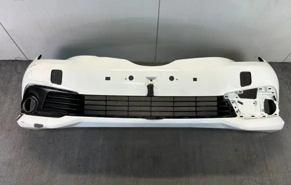 Toyota Auris E180 Front bumper 52119-02K40 Z1553
