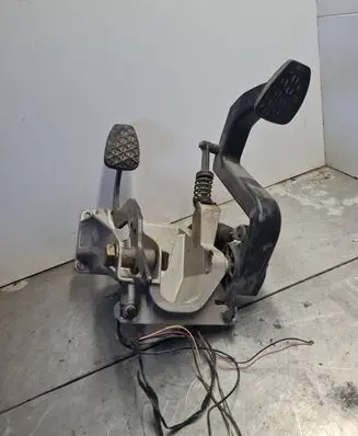 Volkswagen II LT Pedal assembly 2D0721111A