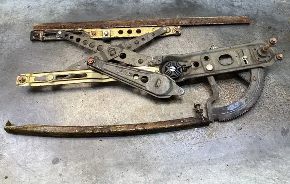 Mercedes-Benz W123 Front door manual window regulator 