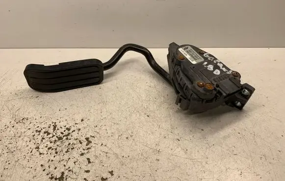 Accelerator throttle pedal