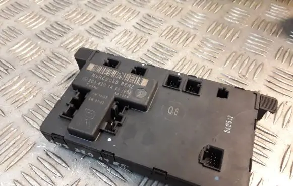 Mercedes-Benz C W203 Door control unit/module 2038201485 A2038201485