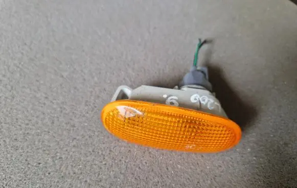 Front fender indicator light