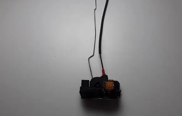 Opel Mokka Rear door lock 13579548