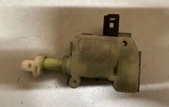 Toyota Avensis T270 Fuel tank cap lock 806631 7703005030