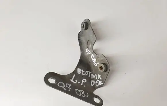 Audi Q7 4L Fender mounting bracket
