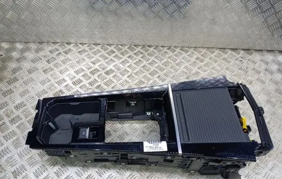 Opel Astra L Glove box