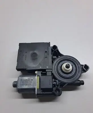 Volkswagen PASSAT B6 Front door window regulator motor 0130822451