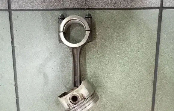 Renault Clio III Piston with connecting rod 69723
