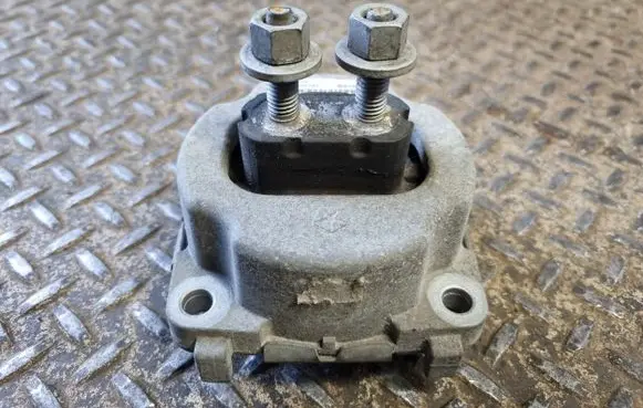 Jeep Grand Cherokee Gearbox mount 05154807AE