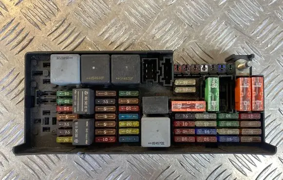 Mercedes-Benz R W251 Fuse module A1645400272 2505805 16573395