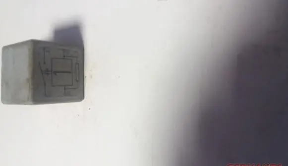 Volkswagen PASSAT B5 Other relay 171906383