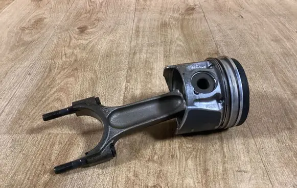 Ford Mondeo MK IV Piston with connecting rod D851904