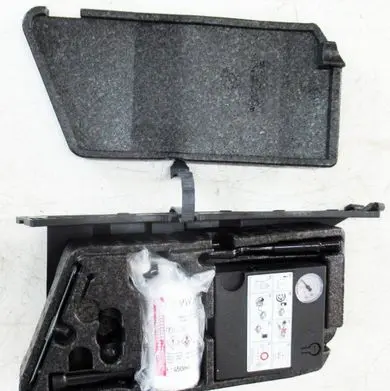 Volkswagen Golf VII Tool set 