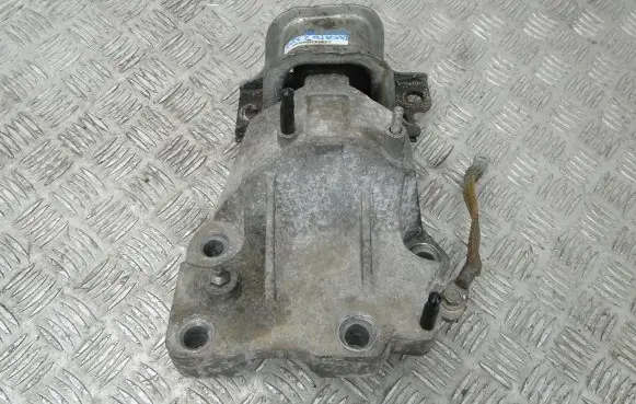 Engine mount vacuum valve