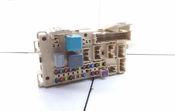 Toyota Corolla Verso AR10 Fuse module 892210F020