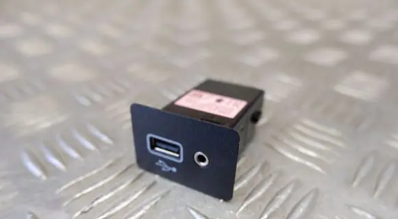 Nissan Leaf II (ZE1) USB socket connector 284H35FA0C