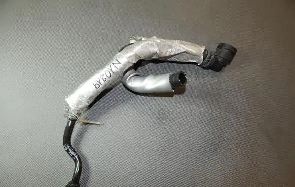 Engine coolant pipe/hose