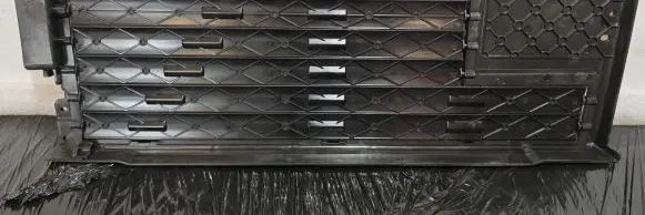 Land Rover Defender Radiator trim L8B2
