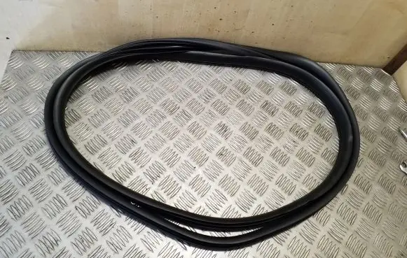 Rear door rubber seal (on body)