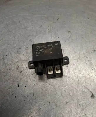 Mercedes-Benz E W210 Charging relay A0025423819 V23132A2001X14
