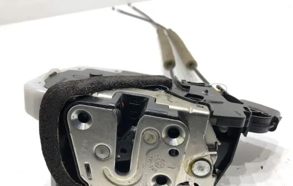 Nissan Leaf I (ZE0) Front door lock