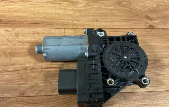 Ford Mondeo Mk III Rear door window regulator motor 0130821773