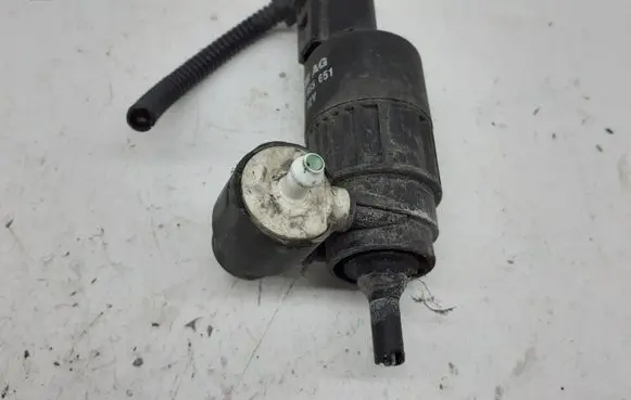 Volkswagen Golf IV Windscreen/windshield washer pump 1J6955651
