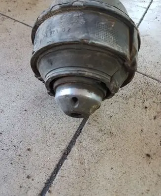 Volvo V70 Engine mount bracket