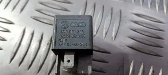 Volkswagen PASSAT B5.5 Other relay 8d0951253 v23134-j52-x300