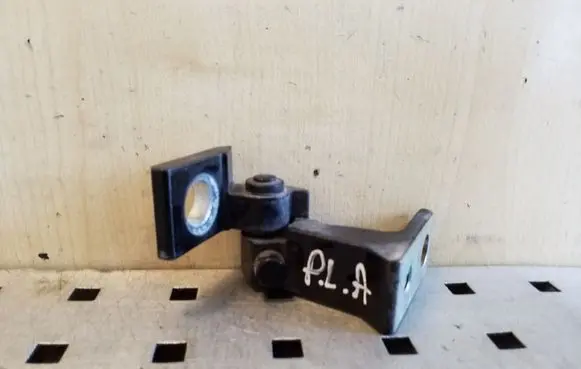 Volkswagen PASSAT B8 Front door lower hinge 8X0831403E