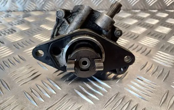 Opel Corsa D Vacuum pump 73501167