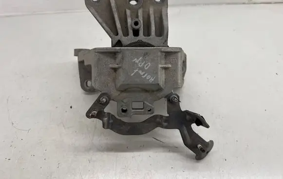 Dodge Hornet Engine mount bracket 00521295960 521295960 52129596