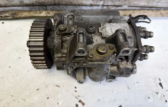 Audi A6 S6 C5 4B Fuel injection high pressure pump 059130111D