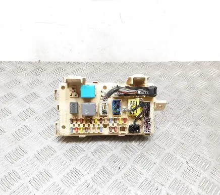 Toyota Avensis T250 Fuse module 82641CA020F 4120555176 05032514393802