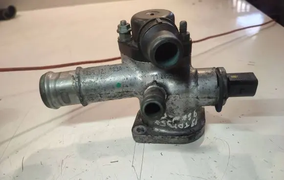 Volkswagen PASSAT B5.5 Engine coolant pipe/hose 038121133A