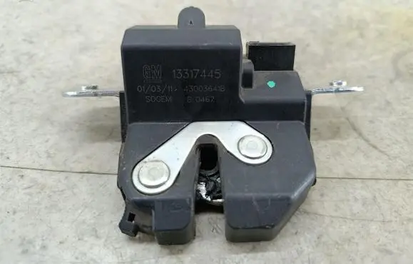 Opel Meriva B Tailgate lock latch 13317445