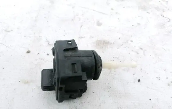 Volkswagen PASSAT B5 Headlight level adjustment motor 3A0941295