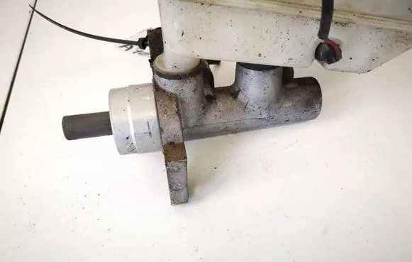 Master brake cylinder
